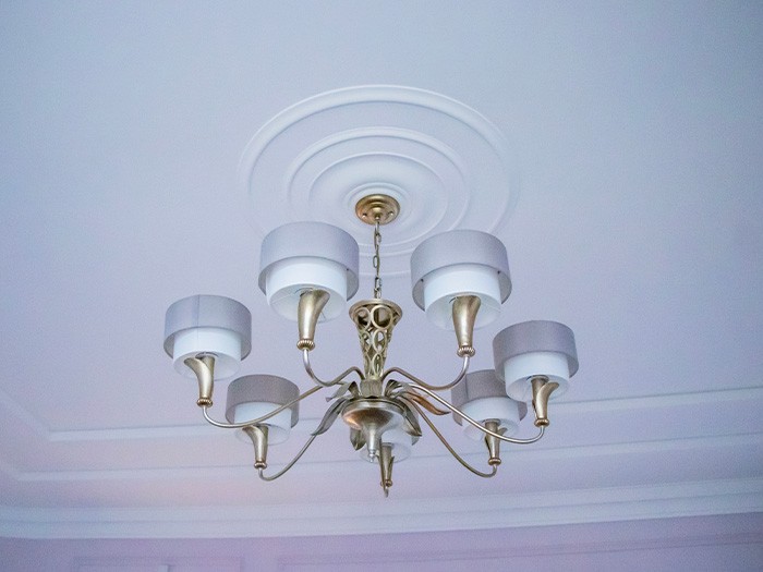 Utilisez un médaillon de plafond pour créer un point central de décoration.